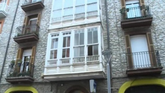 Murió la bebé abusada sexualmente y arrojada por una ventana en España