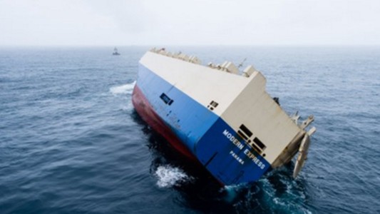 Impresionante rescate de un buque de carga a la deriva