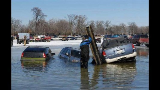 Impactantes imágenes de 12 autos hundidos en un lago helado
