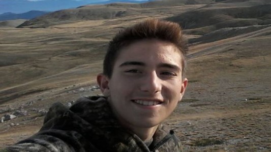 Italia: un alumno murió en clase tras caerse de la silla