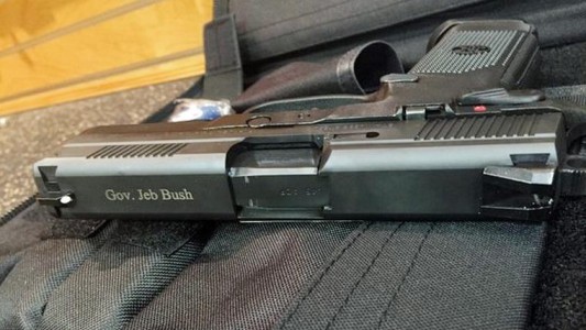 En busca de votos, candidato presidencial de Estados Unidos publicó una foto de su arma