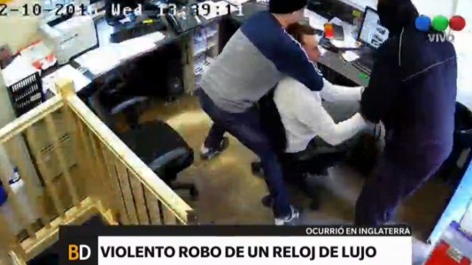 Londres : casi estrangulan a un hombre por robarle su reloj