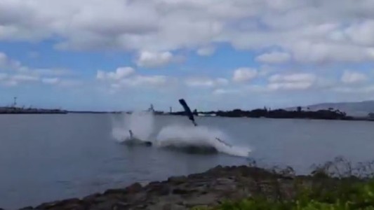 Video captó el momento en que un helicóptero se estrella en Pearl Harbor