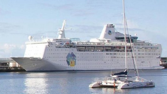 Suecia paga un trasatlántico de lujo para que vivan miles de refugiados