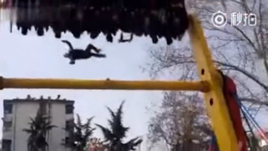 Cayó de un juego en un parque de diversiones y murió