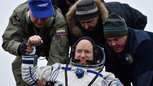 Nuevo récord en Estados Unidos: regresó el astronauta que permaneció un año en el espacio