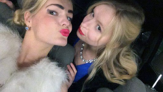 Torturó y le sacó los ojos a su hermana modelo porque le tenía envidia