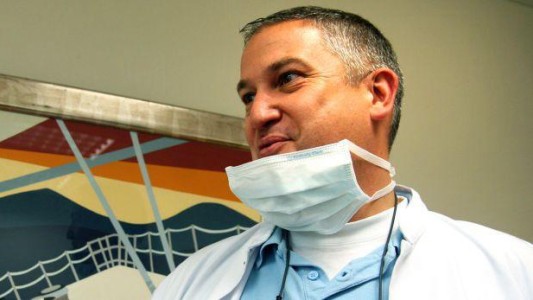 Juzgan al "dentista del horror" acusado de destrozarle la boca a más de 100 pacientes