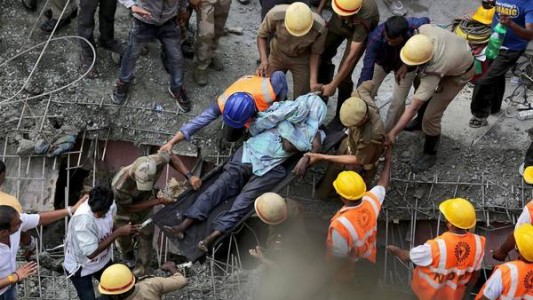 Se derrumbó un puente en Calcuta: al menos 16 muertos