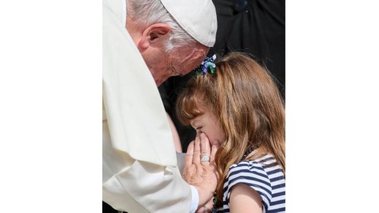 El Papa Francisco recibió a la niña que pidió verlo antes de quedarse ciega