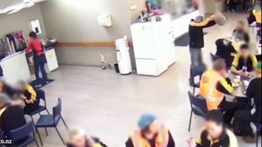 Locura en video: le tiró agua hirviendo en la cabeza a su compañero por una salchicha