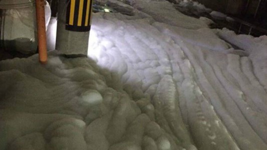 Video: misteriosa espuma cubrió calles de una ciudad japonesa tras el terremoto