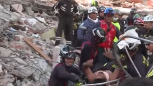 Video: Rescatan vivo de los escombros a otro hombre en Ecuador