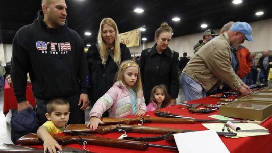 Un nene de 2 años muere en EE.UU. al dispararse con el arma de su mamá