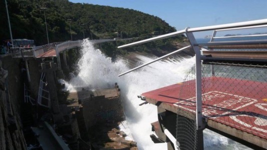 Dos muertos y tres heridos al derrumbarse una ciclovía en Río de Janeiro