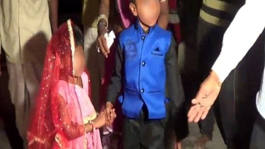 Video: a pesar del llanto, casaron a decenas de niños en la India
