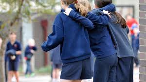 Polémica medida: en un colegio prohibieron a los chicos que se abracen