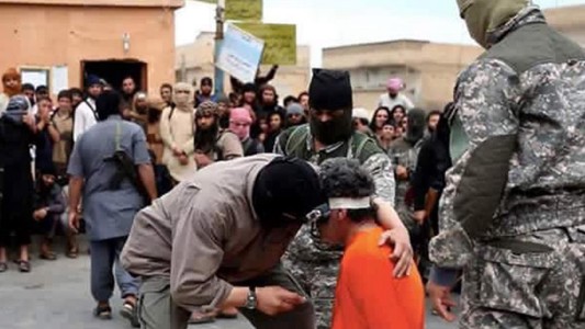 El Estado Islámico apuñaló a un hombre en el corazón ante una multitud