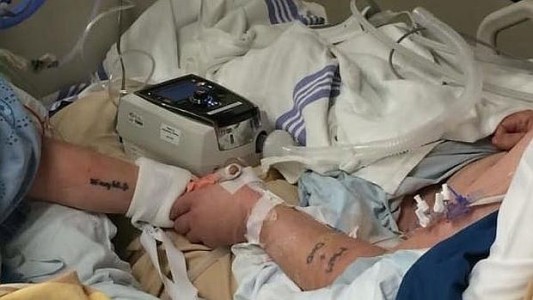 Foto: la triste despedida de un hombre a su esposa antes de morir