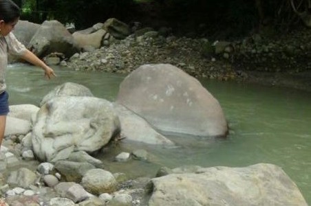 Miss Perú realizaba una sesión de fotos en un río y encontró una pierna humana