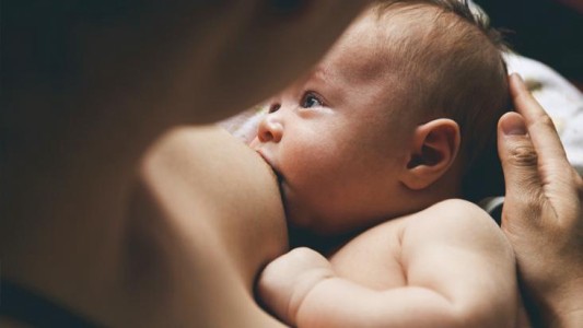 Detienen a una mujer porque le estaba dando de mamar a su bebé mientras manejaba