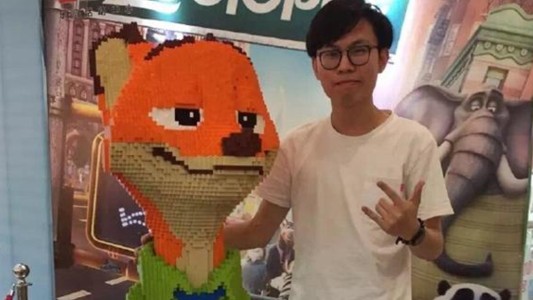 Un nene derribó una escultura de Lego valuada en 13.000 euros
