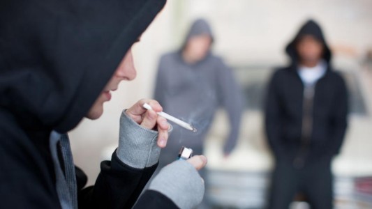 Su padre lo sorprendió con hachís, discutieron, lo descuartizó y puso los restos en valijas