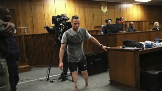 Pistorius caminó sin prótesis en el juzgado para mostrar su vulnerabilidad