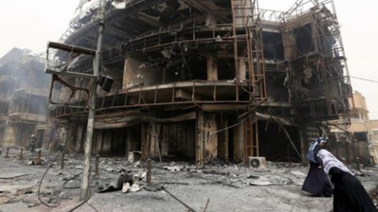 Un auto, surfeando en el barro