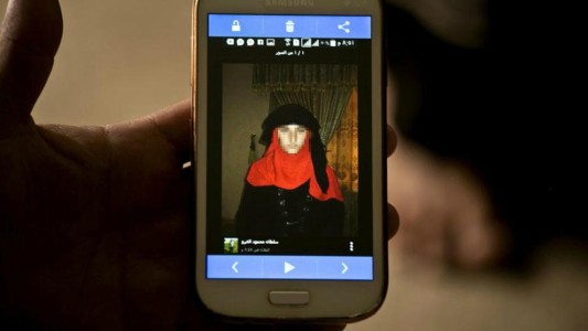 Isis vende esclavas sexuales por WhatsApp: "Virgen. Hermosa. De 12 años"