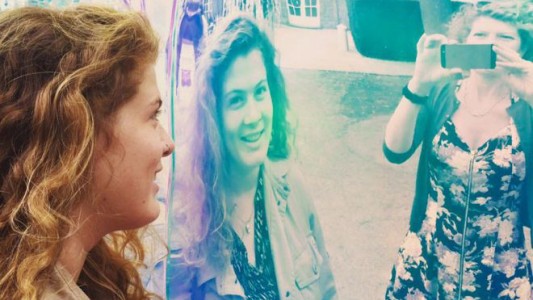 El dramático caso de la mujer que no se reconoce cuando mira al espejo