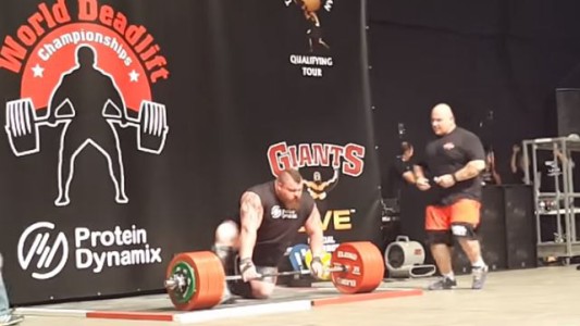 Un británico casi muere tras batir un récord histórico de levantamiento de peso