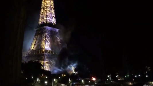 Reportan un incendio en la base de la Torre Eiffel