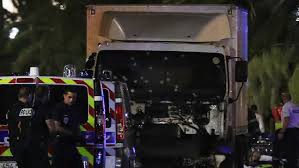 Videos: el momento exacto en el que el camión arremete contra la gente en Niza