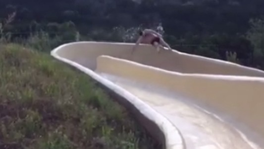 Salió volando de un tobogán acuático y cayó por un acantilado