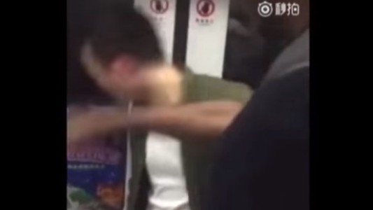 China: un turista le dio una cachetada a un hombre que lo llamó "diablo negro"