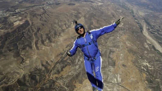 La increíble hazaña del hombre que saltó más de 7000 metros sin paracaídas