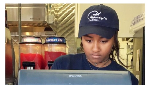 La hija menor de Barack Obama consiguió trabajo como cajera en un restaurante