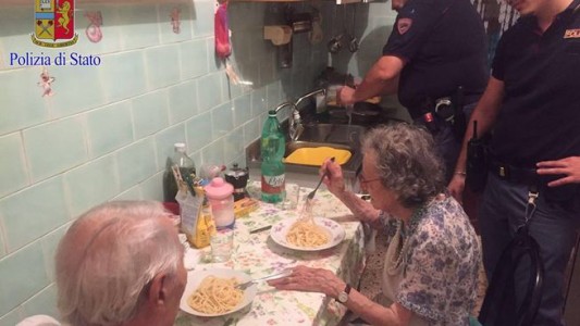 Policía italiana conmueve al mundo al acompañar y cocinarle a una pareja de ancianos
