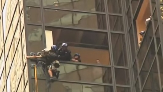 Video: escaló la Torre Trump para entrevistarse con el candidato presidencial