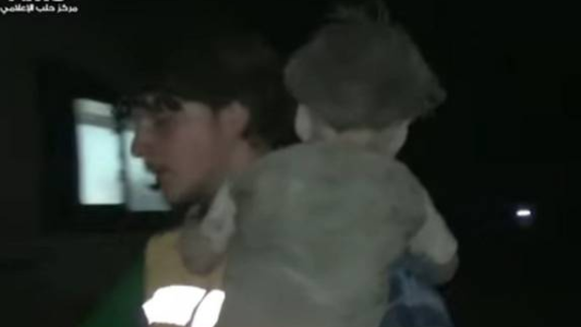 El momento del rescate del nene sirio herido por un bombardeo