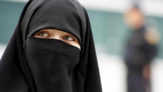 Un tribunal alemán prohibió a una joven musulmana ir cubierta con velo a la escuela