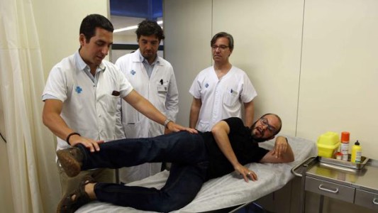 Le trasplantan un músculo de la espalda en el glúteo y vuelve a caminar