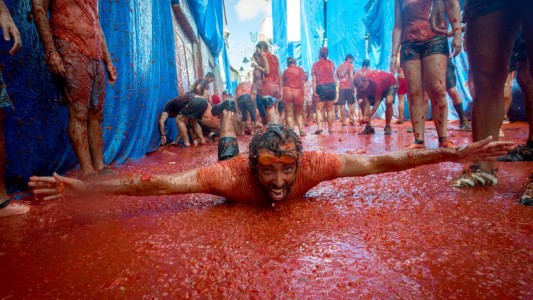 Fotos y video: más de 20 mil personas se lanzaron 160 toneladas de tomates
