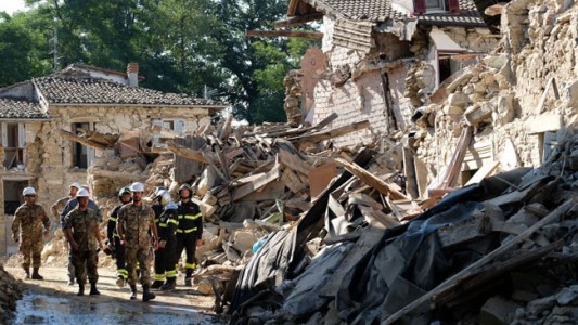 Italia estalla contra la revista Charlie Hebdo luego de esta viñeta sobre el terremoto