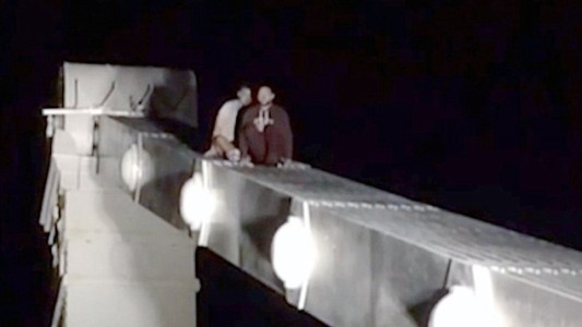 Intentó quitarse la vida pero se arrepintió: al bajar del puente cayó y murió