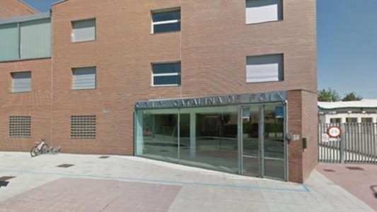 Le pegó una trompada a la profesora de su hijo y terminó detenido