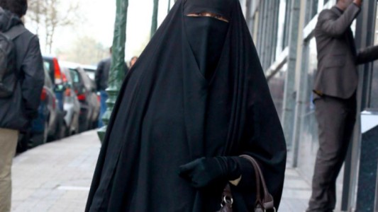 Nueva York: prendió fuego el burka de una mujer y luego la atacó a golpes