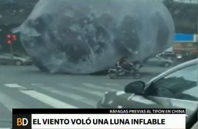 Una luna sin control arrasa las calles de una ciudad china
