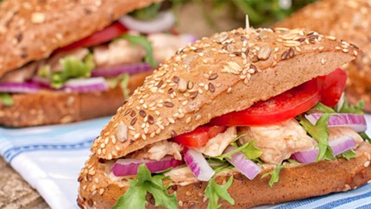 Polémica en Milán: un alumno fue obligado a comer solo por llevar comida casera